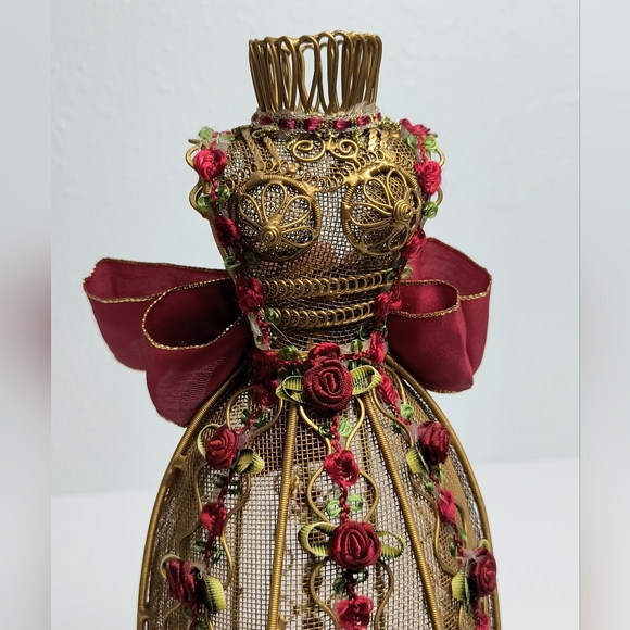 Victorian Wire Dress Tea Light Candle Holder Old Gold Tone - Picture 14 of 14